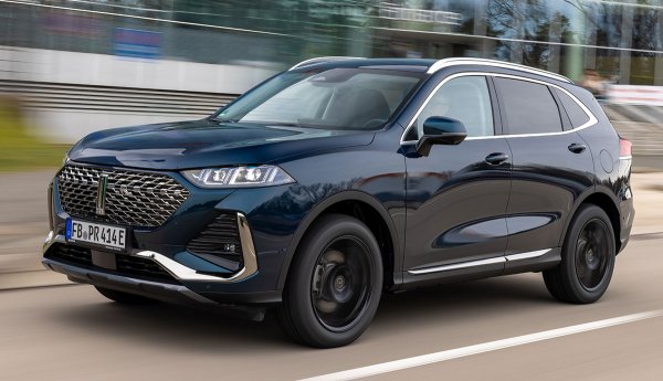 Навлизаме в китайската територия, където електрификацията, както изцяло електрическа, така и в plug-in хибридна форма, е нещо обичайно. Това е първият от двата модела на Great Wall Motors в галерията, които се предлагат у нас. Градският plug-in хибрид SUV има мощен акумулатор с капацитет от 35,43 kWh и предлага впечатляващ изцяло електрически пробег до 136 км. Цената му започва от 93 990 лв.

Благодарение на управлението с един педал за регенериране на енергия, 5 до 8 режима на шофиране и удобството на AC зареждане с мощност 11 kW и DC зареждане с мощност 50 kW, автомобилът осигурява напълно електрическо изживяване при ежедневните пътувания. Максималната мощност е 442 к.с.
